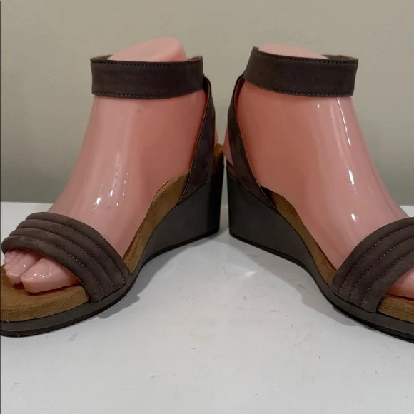 Like NEW - Lucky Brand Taupe Leather 2-3/4” Wedge Heel Sandals (sz 7) - Picture 4 of 7
